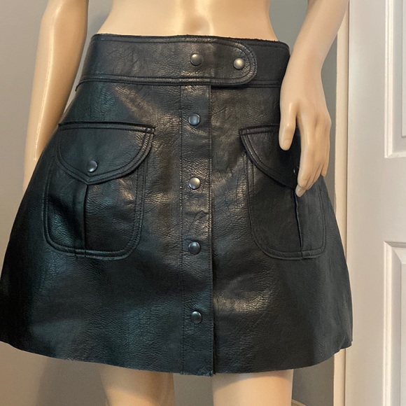Beautiful black mini Zara women skirt - Picture 2 of 16
